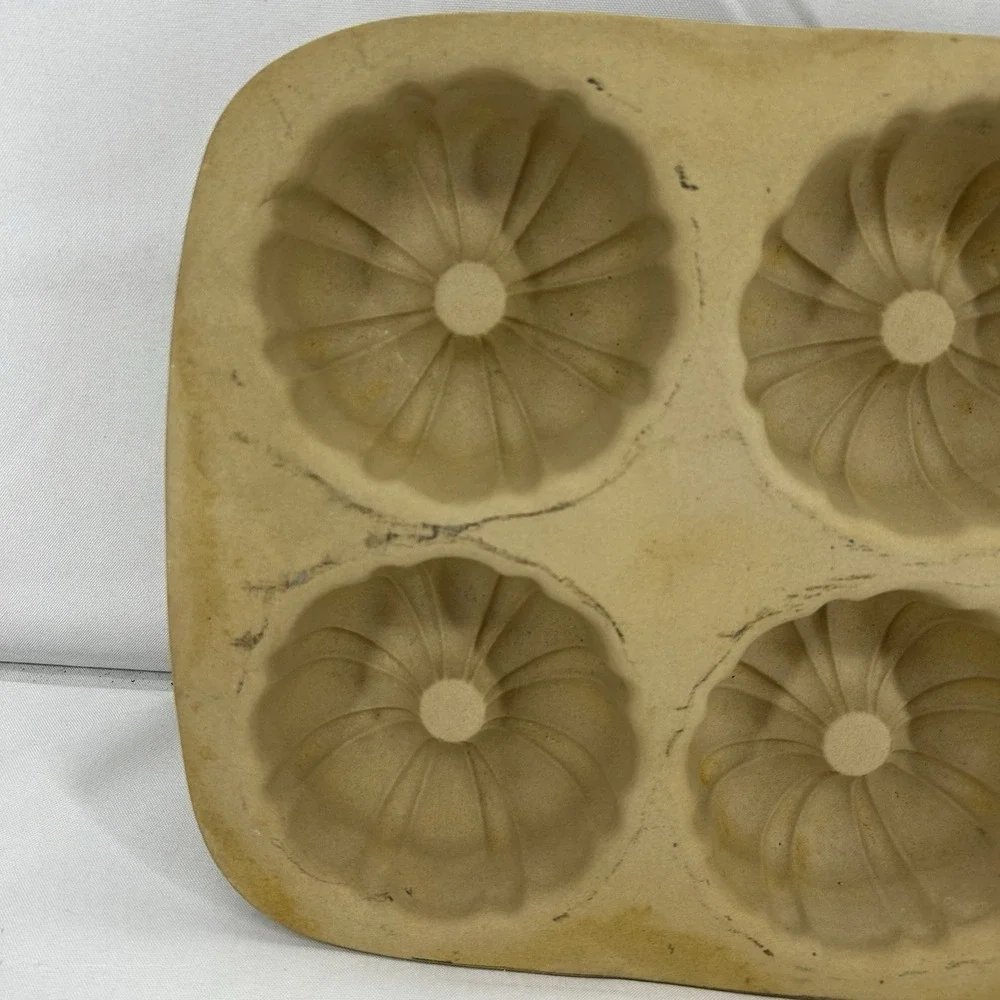Pampered Chef Stoneware Mini Fluted Bundt Pan Family Heritage Classic